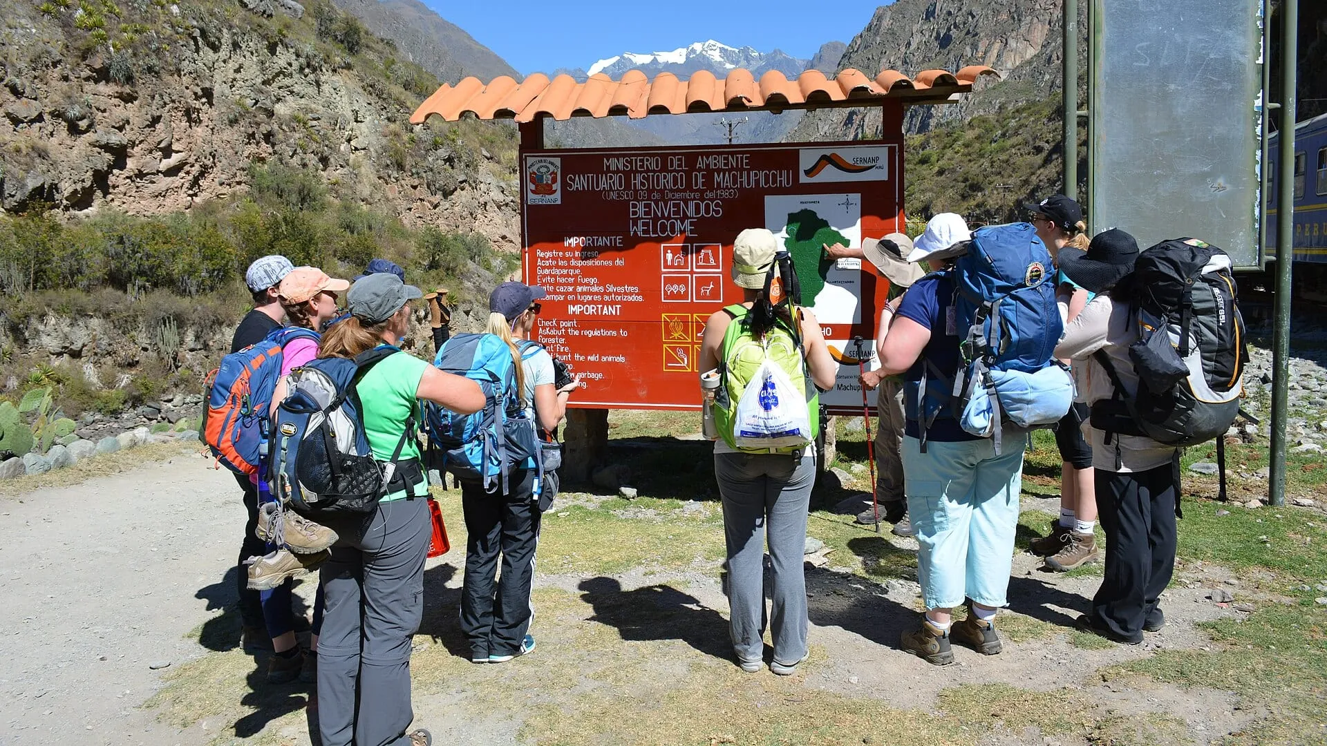 Sendero inca empedrado entre montañas camino a Machu Picchu