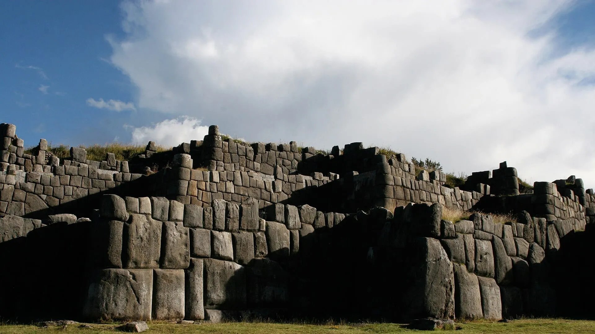 Muros incas de Sacsayhuamán con la ciudad de Cusco al fondo