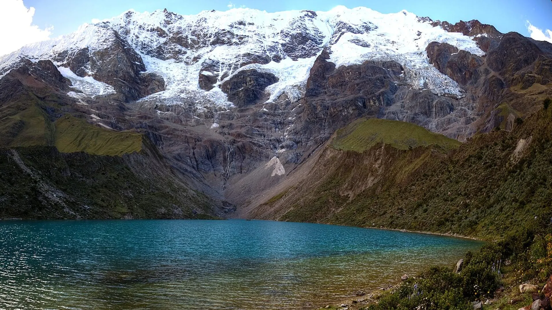 Laguna Humantay de color turquesa al pie del nevado Salkantay