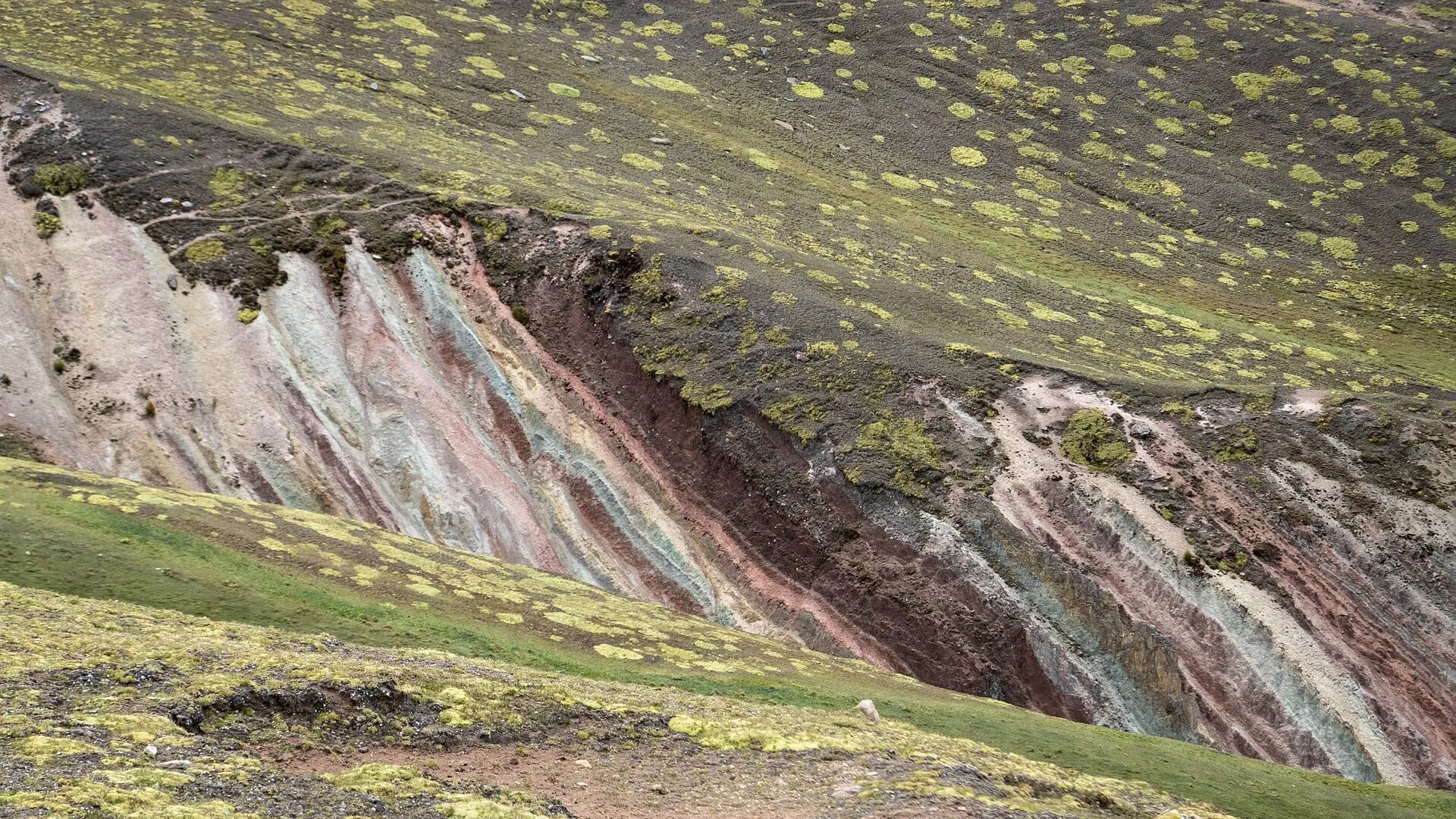 Las tres franjas de cerros de colores de Palccoyo bajo cielo abierto