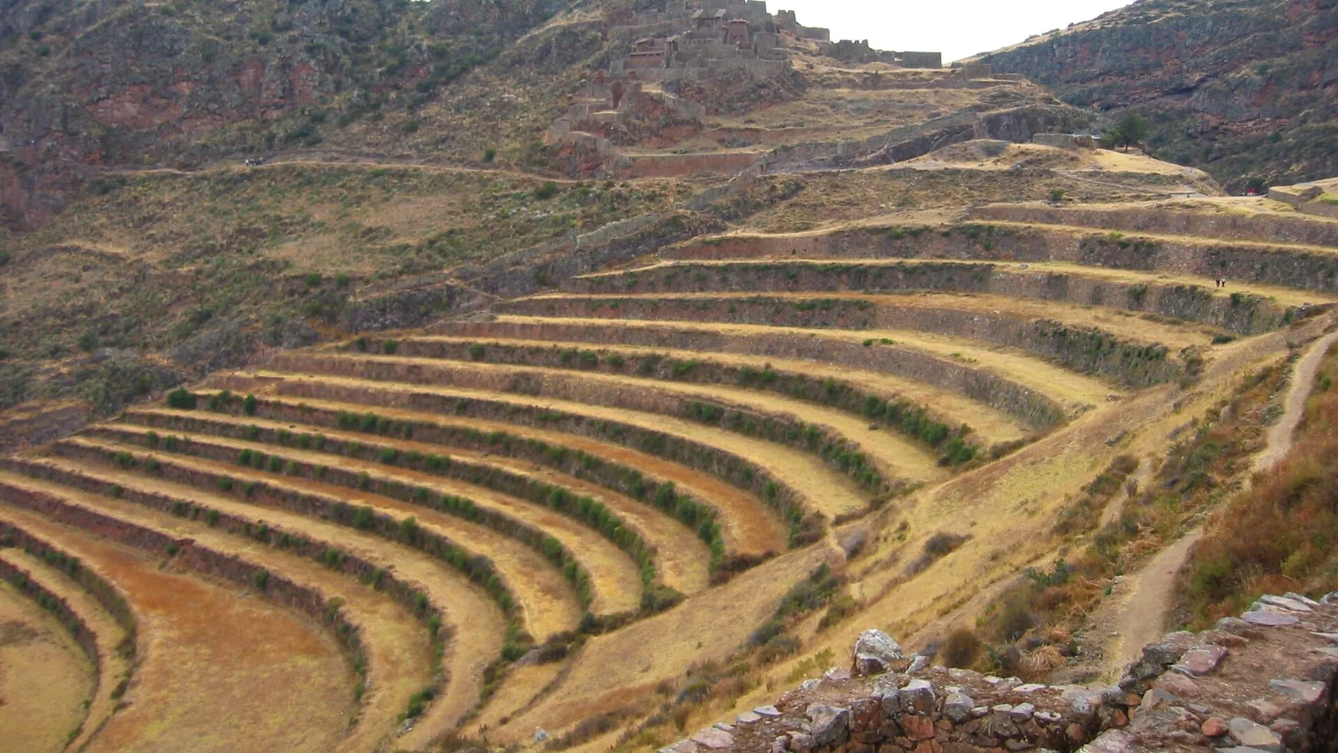 Andenes incas de Pisac sobre el valle del Urubamba