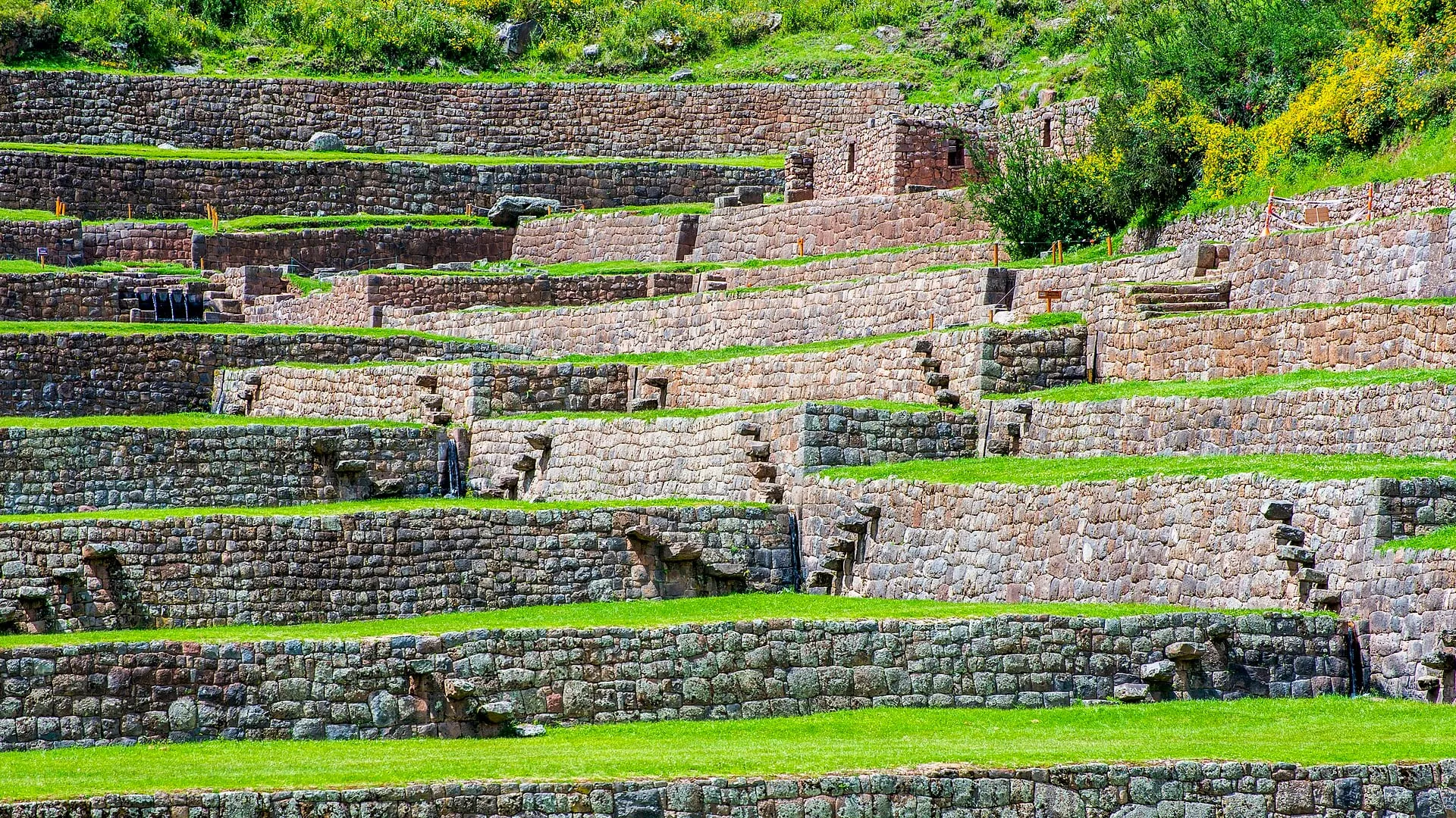 Andenes y canales de agua del complejo inca de Tipón